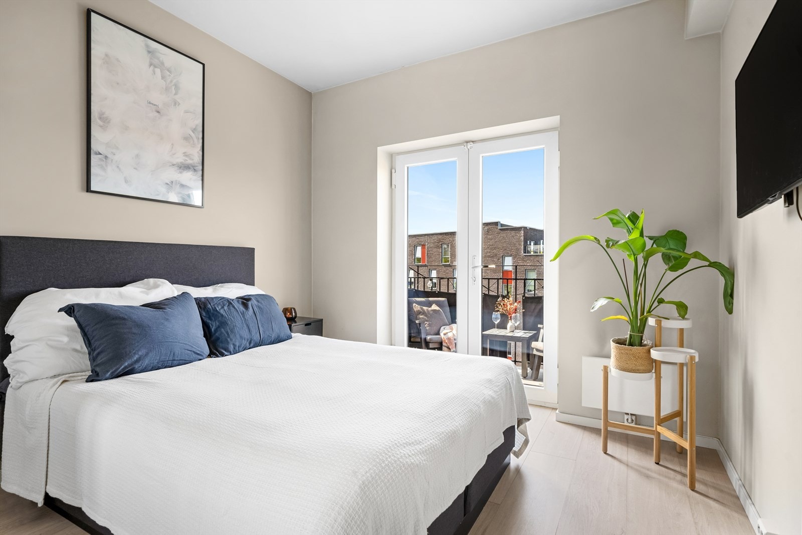 Hovedsoverom på ca. 11 m² med god plass til dobbeltseng, nattbord og kommode. Galleribilde