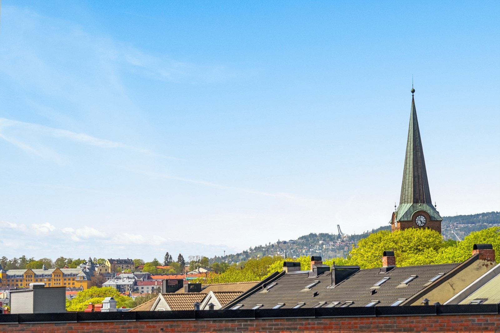 Utsikt mot kirkespiret til Sofienberg kirke og Holmenkollen. Galleribilde