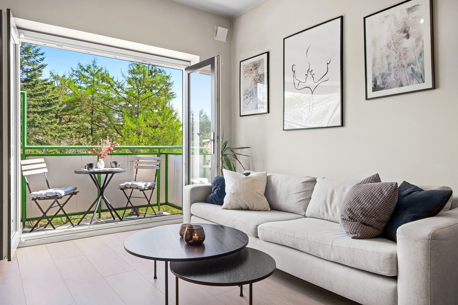 Ingen innsyn eller gjenboere. Tredelt balkongdør med dør til høyre og foldedør til venstre. Galleribilde