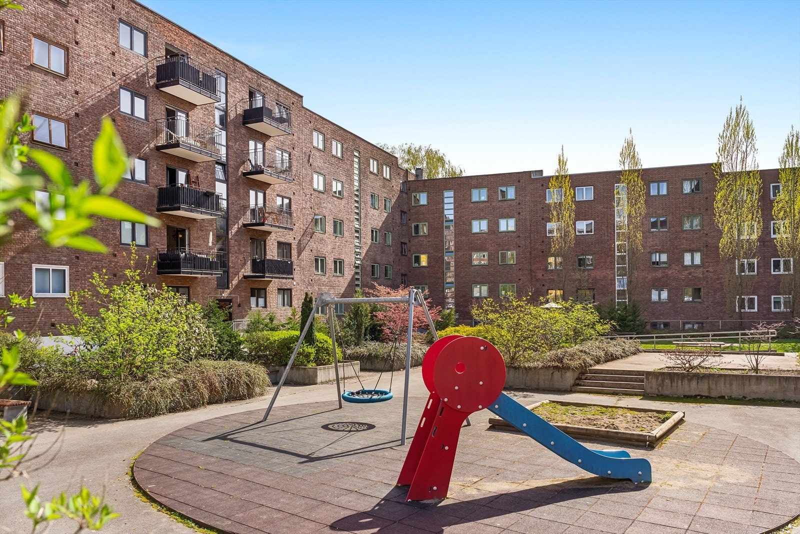 Borettslaget har en pent opparbeidet bakgård med beplantning, benker og lekeapparater. Galleribilde