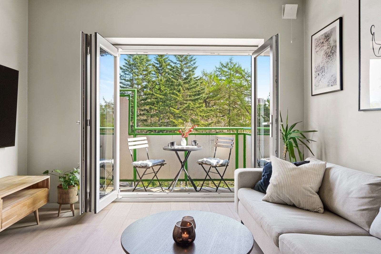 Stue med god plass til sittegruppe og utgang til sydøstvendt brannbalkong. Galleribilde