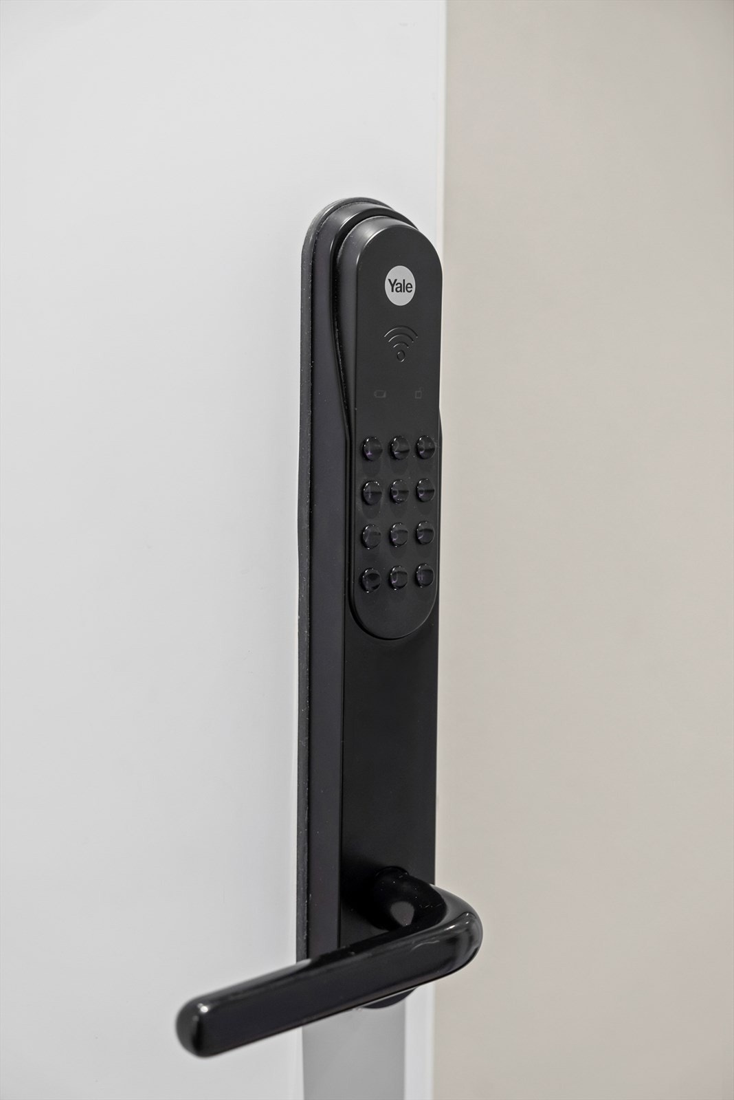 Brann- og lydklassifisert entrédør med Yale Doorman elektronisk kodelås. Galleribilde