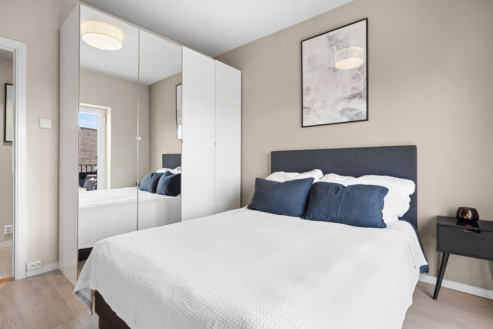 Stort garderobeskap på hovedsoverommet. Galleribilde