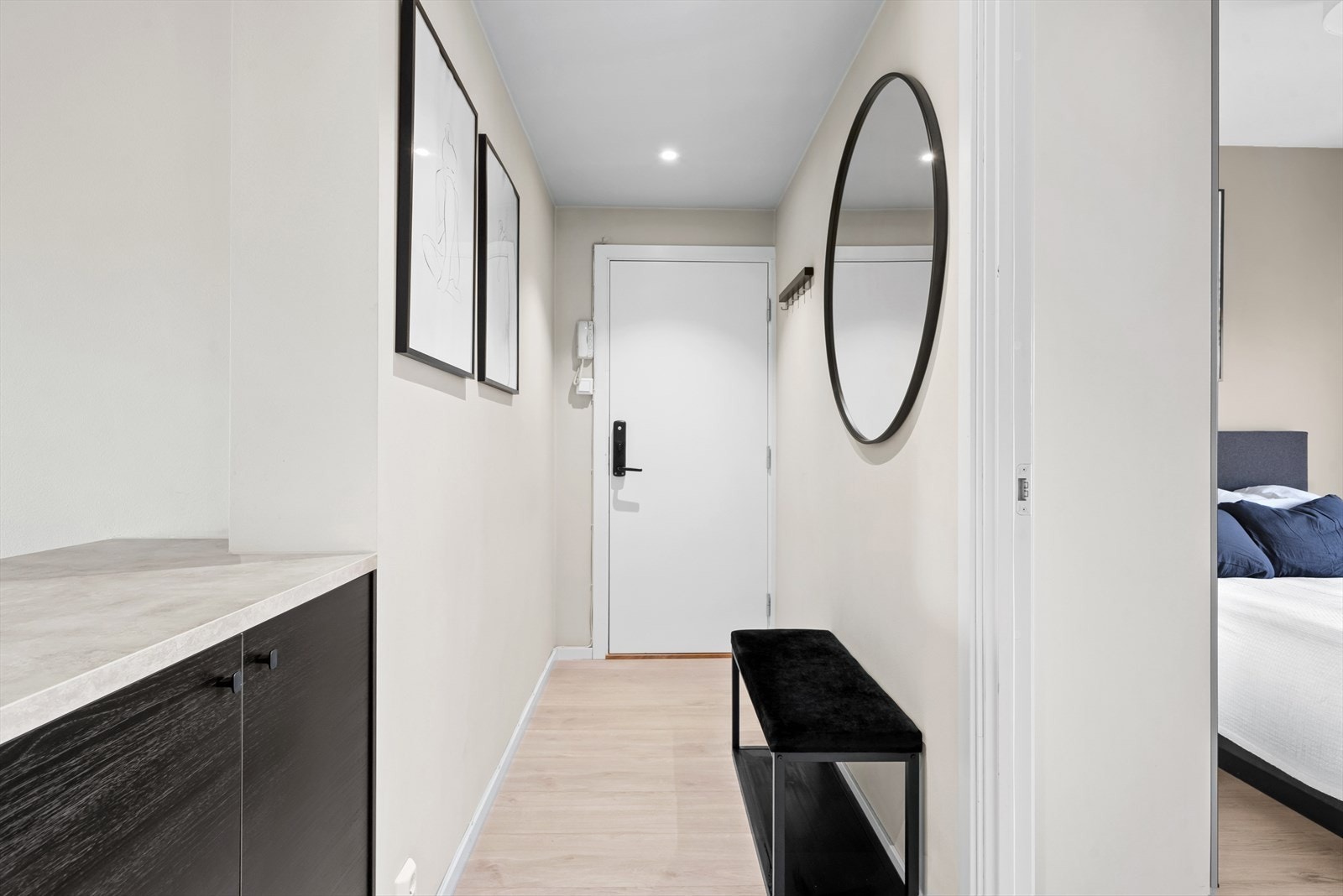 Entré med porttelefon samt plass til skoskap og knaggrekke. Galleribilde