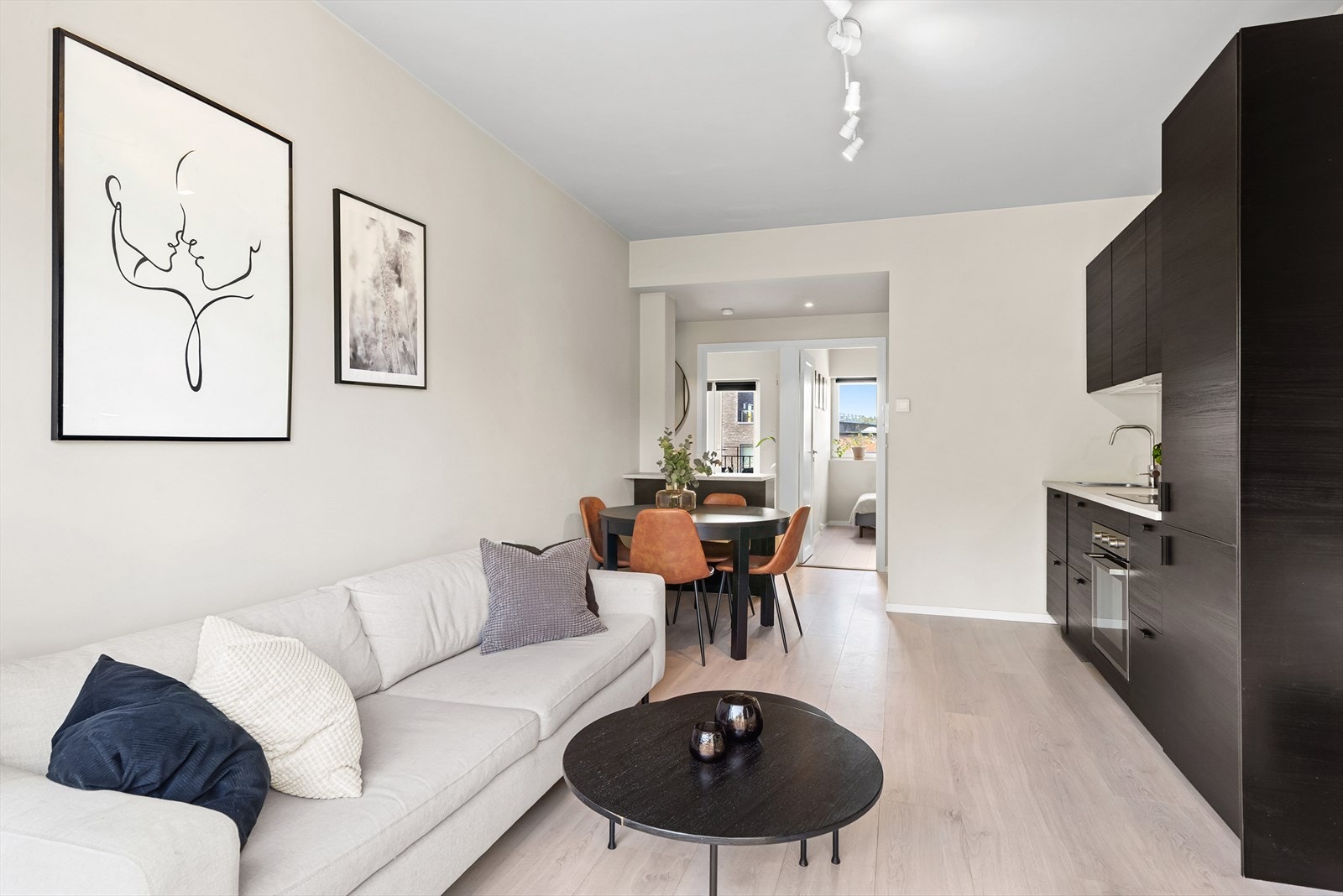 Svært lys og gjennomgående leilighet med moderne og pene overflater. Galleribilde