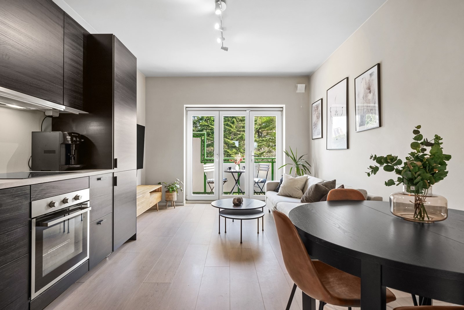 Lekker 3-roms toppleilighet renovert i 2019. Pen enstavs eikeparkett og glatte overflater i hele leiligheten. Galleribilde