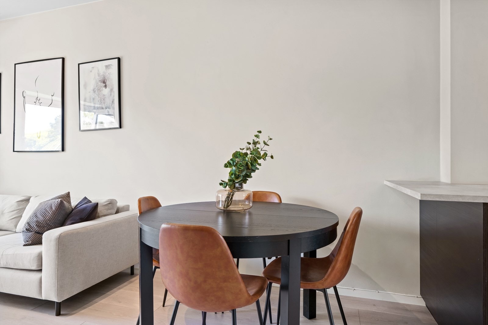 God plass til spisebord og kjøkkenskap med ekstra benkeplass/barløsning. Galleribilde