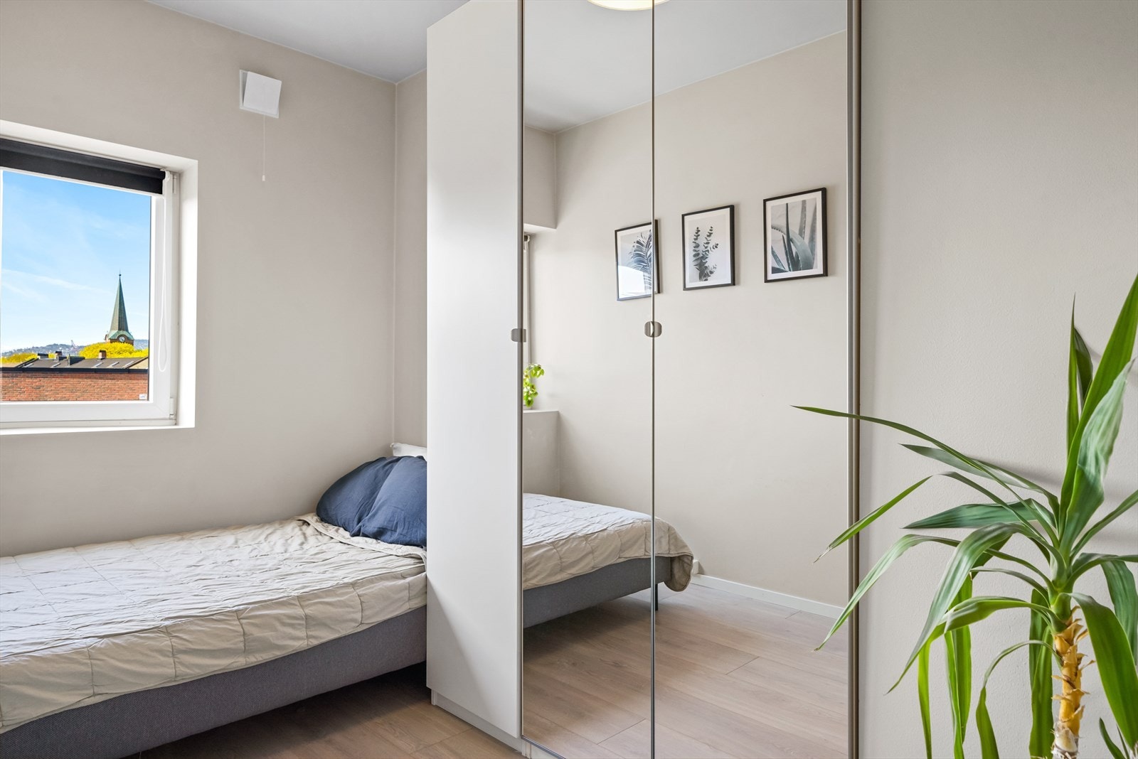 Også dette rommet vender mot bakgården og har stort garderobeskap. Galleribilde