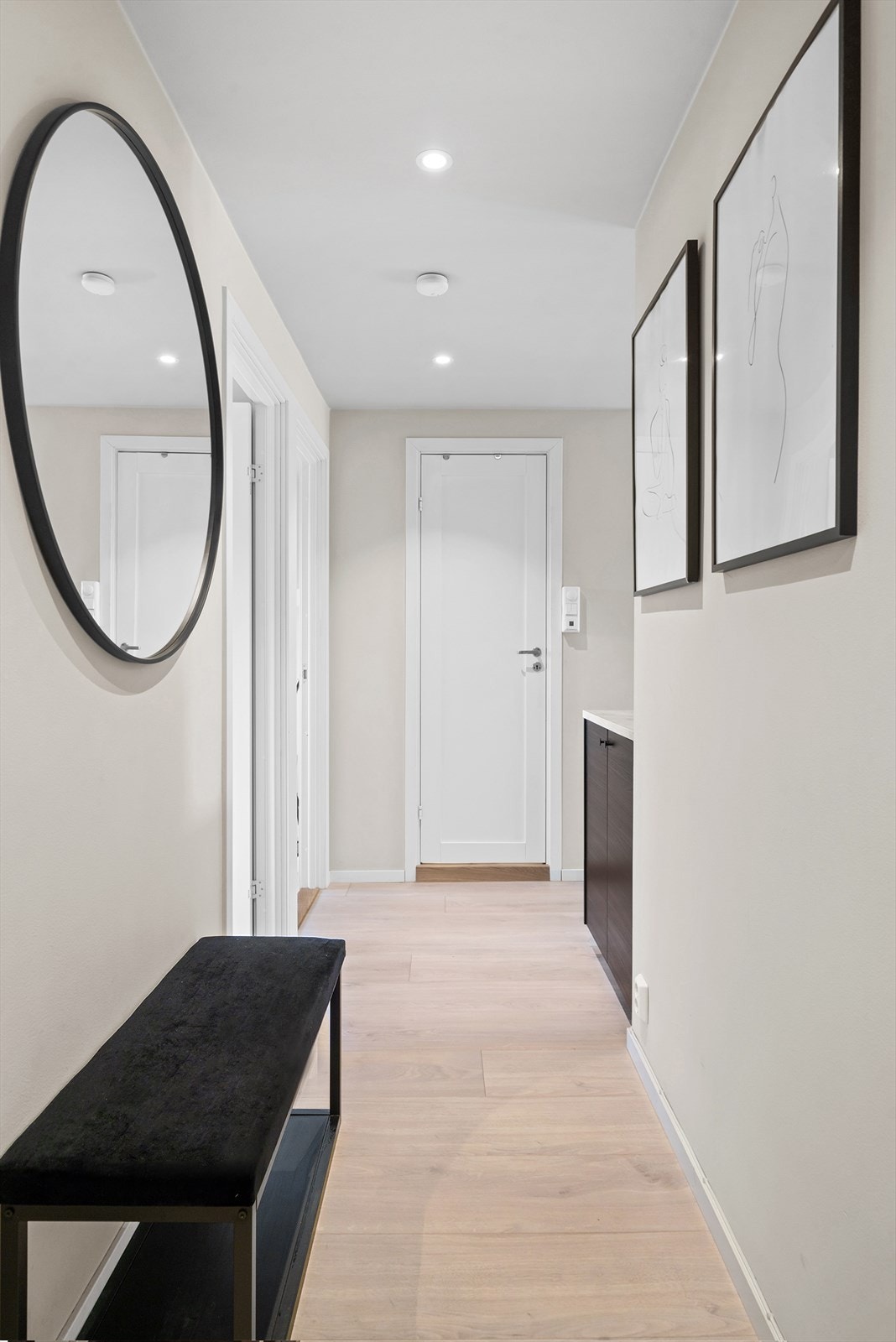 Gang med downlights og adkomst til alle rom i leiligheten. Galleribilde