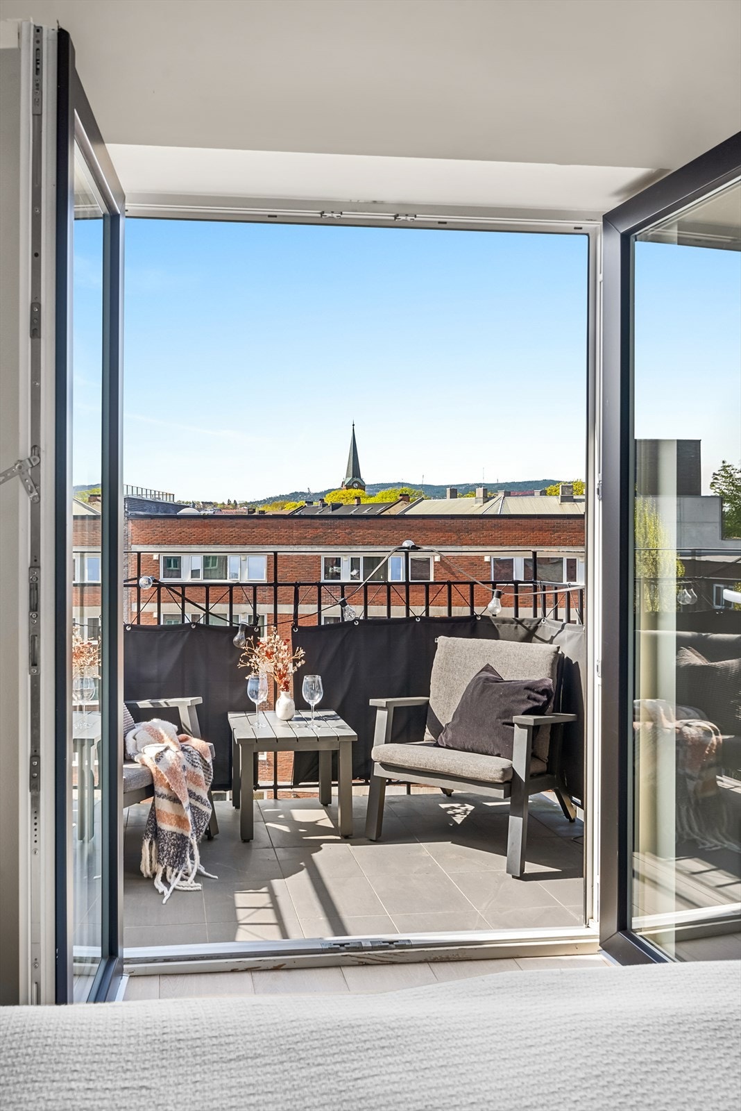 Dobbelfløyet dør til balkongen. Nye vinduer og dører i 2019. Galleribilde