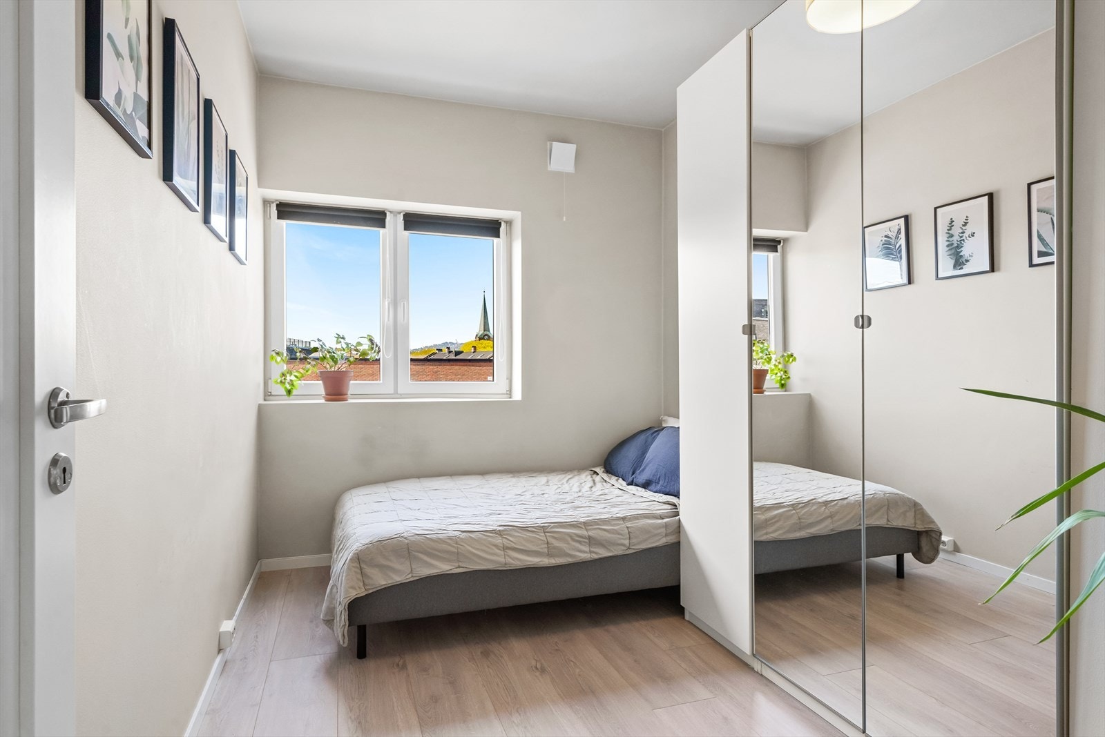 Soverom II på ca. 8 m² med god plass til seng og skrivbord. Galleribilde