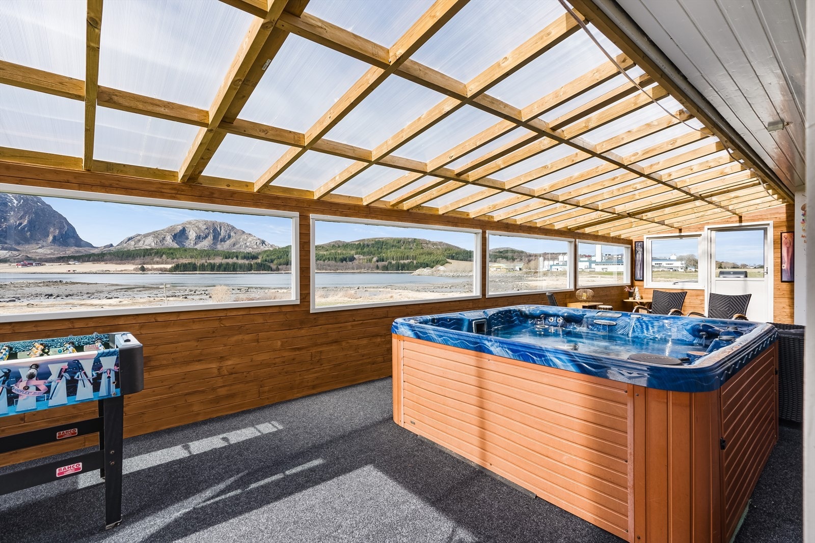 Den har tilgang fra både boligen og altanen på begge sider, og veggene består av tre med herdet glass. Taket har skråvinkel og lysplater i plast. Galleribilde