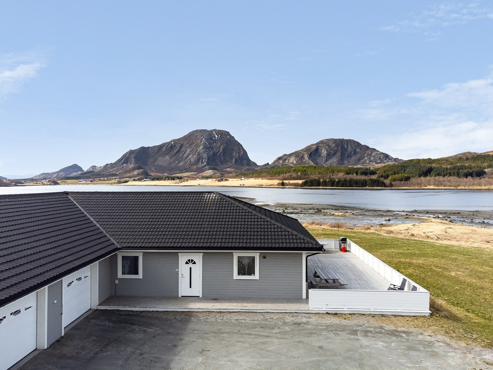 Fra den grusede innkjørselen kan du parkere bilen i garasjen og enkelt gå inn i boligen. Galleribilde