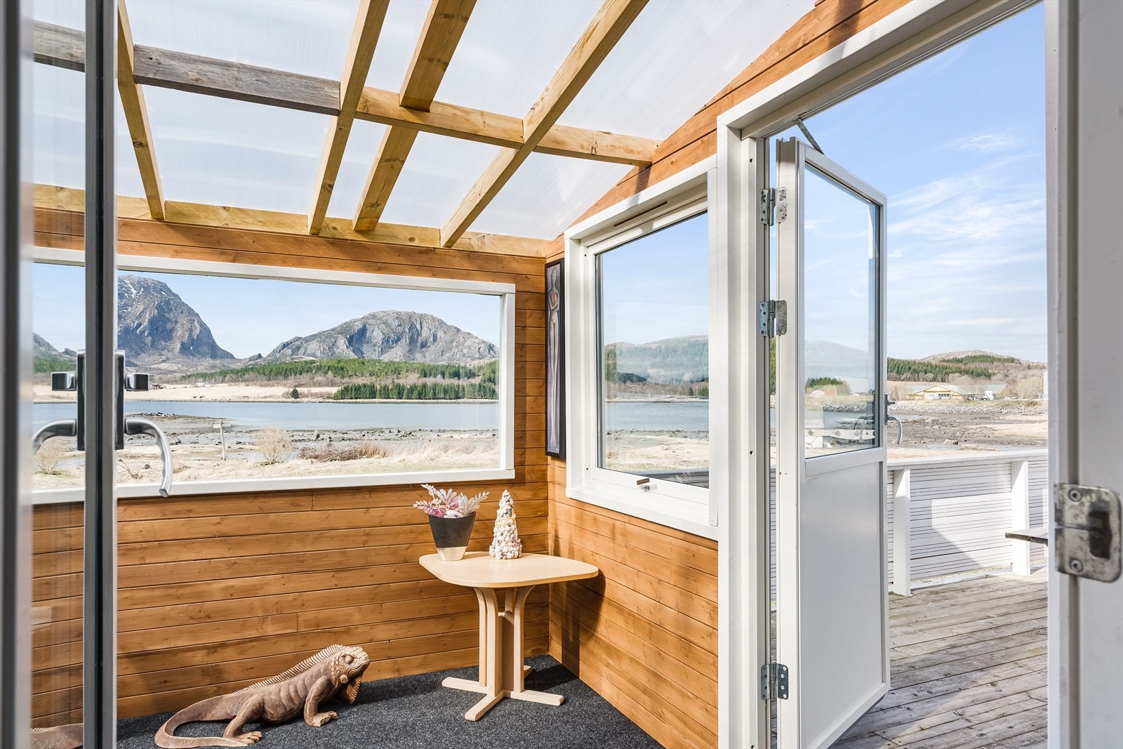 Hagestuen, bygd rundt 2021, opptar en del av altanen i vest, og den er spesialdesignet med en størrelse på omtrent 38 kvadratmeter. Galleribilde