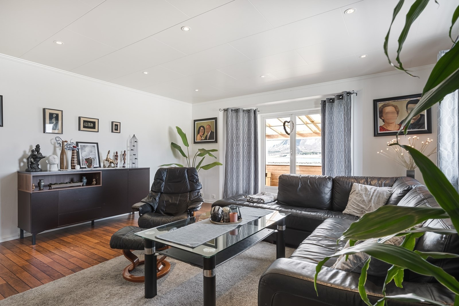 Romslig stue med direkte utgang til hagestue. Galleribilde