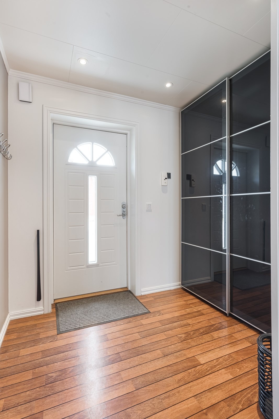 Du kan også komme inn i boligen gjennom hovedinngangen, som åpner opp til en innbydende entré med skyvedørsgarderobe for yttertøy. Galleribilde