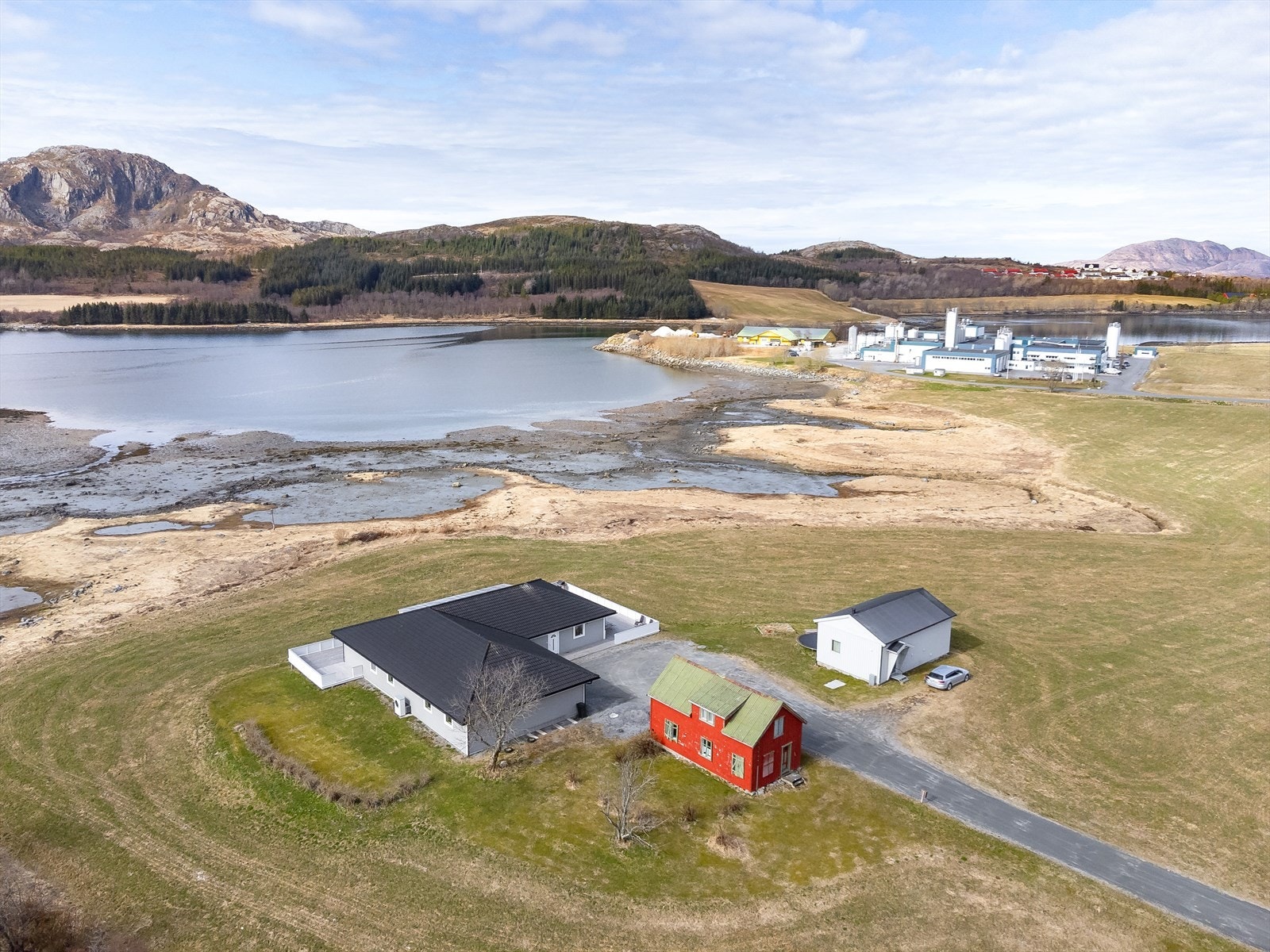 Boligen, som ligger idyllisk til sør for Berg, er en lettstelt enetasjes bolig som tilbyr en behagelig livsstil. Galleribilde