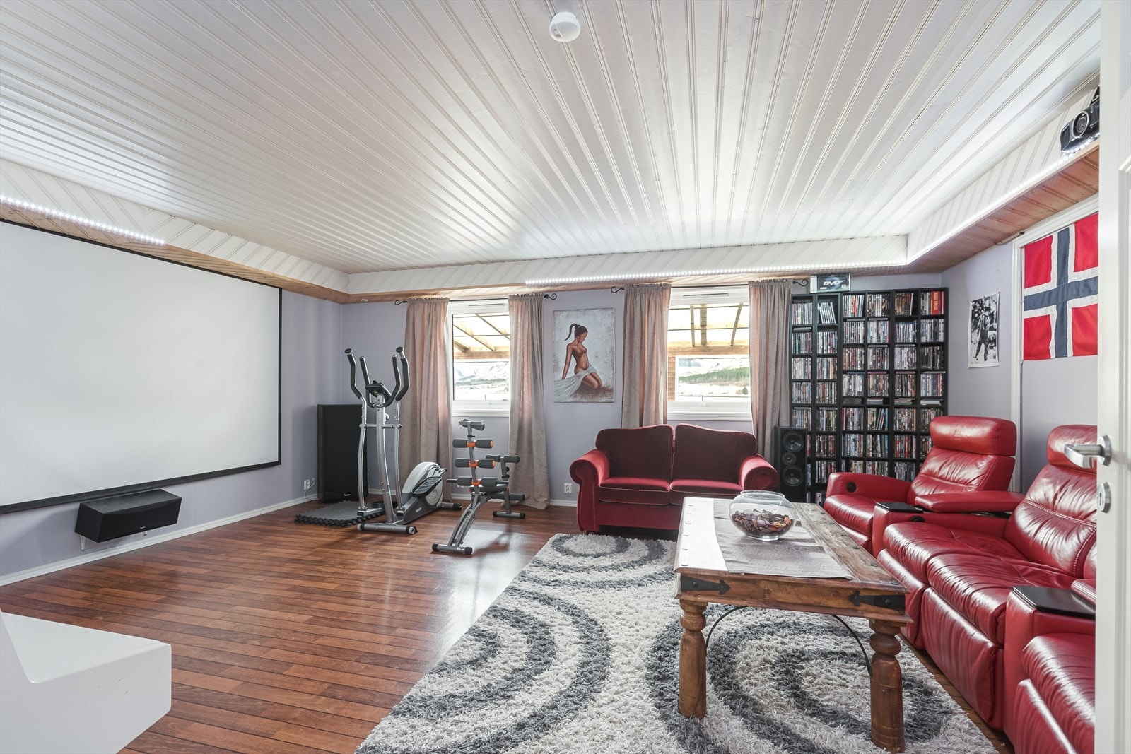 I tillegg til de andre flotte fasilitetene, har boligen en tv-stue/hjemmekino som utgjør et herlig tilfluktssted for underholdning og avslapning. Galleribilde