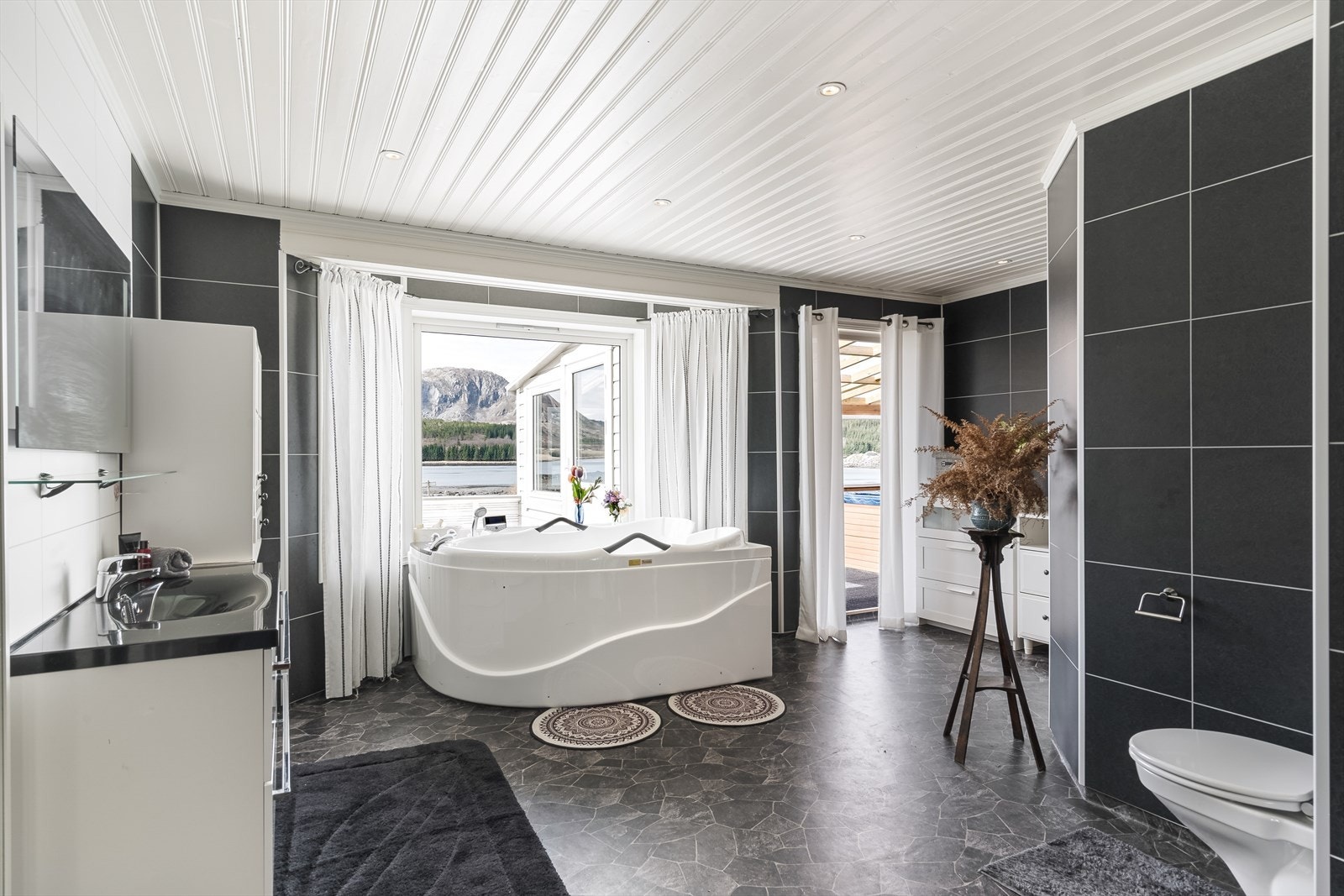 Fra dette badet er det adkomst ut til hagestuen. Galleribilde