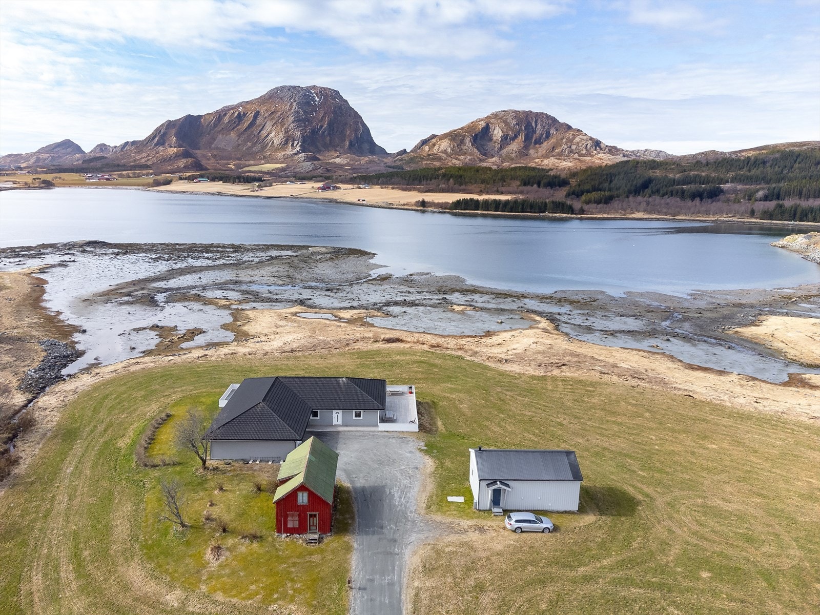 Denne eiendommen byr på en vakkert anlagt tomt med en romslig gårdsplass og delikate plener. Galleribilde