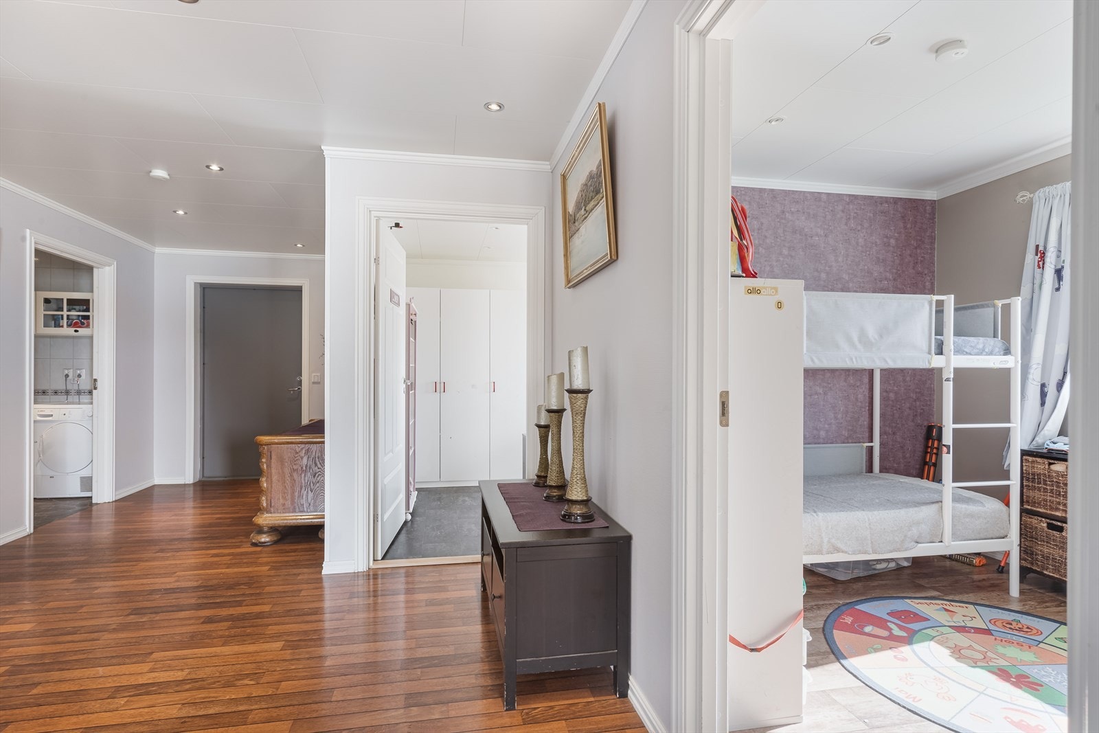 Boligen har totalt fire soverom, alle romslige nok til å romme seng, nattbord og garderobeløsninger. Galleribilde