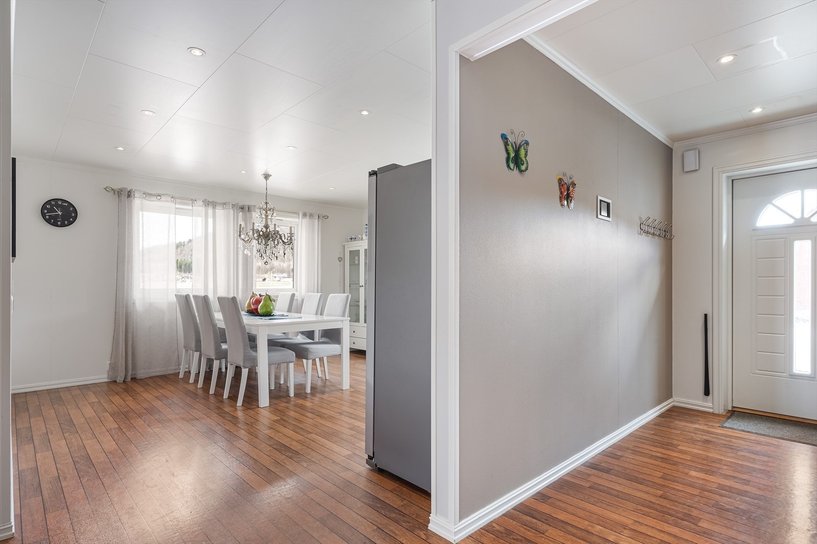 Herfra fører gangen deg gjennom boligen, med kjøkken og stue til høyre . Galleribilde