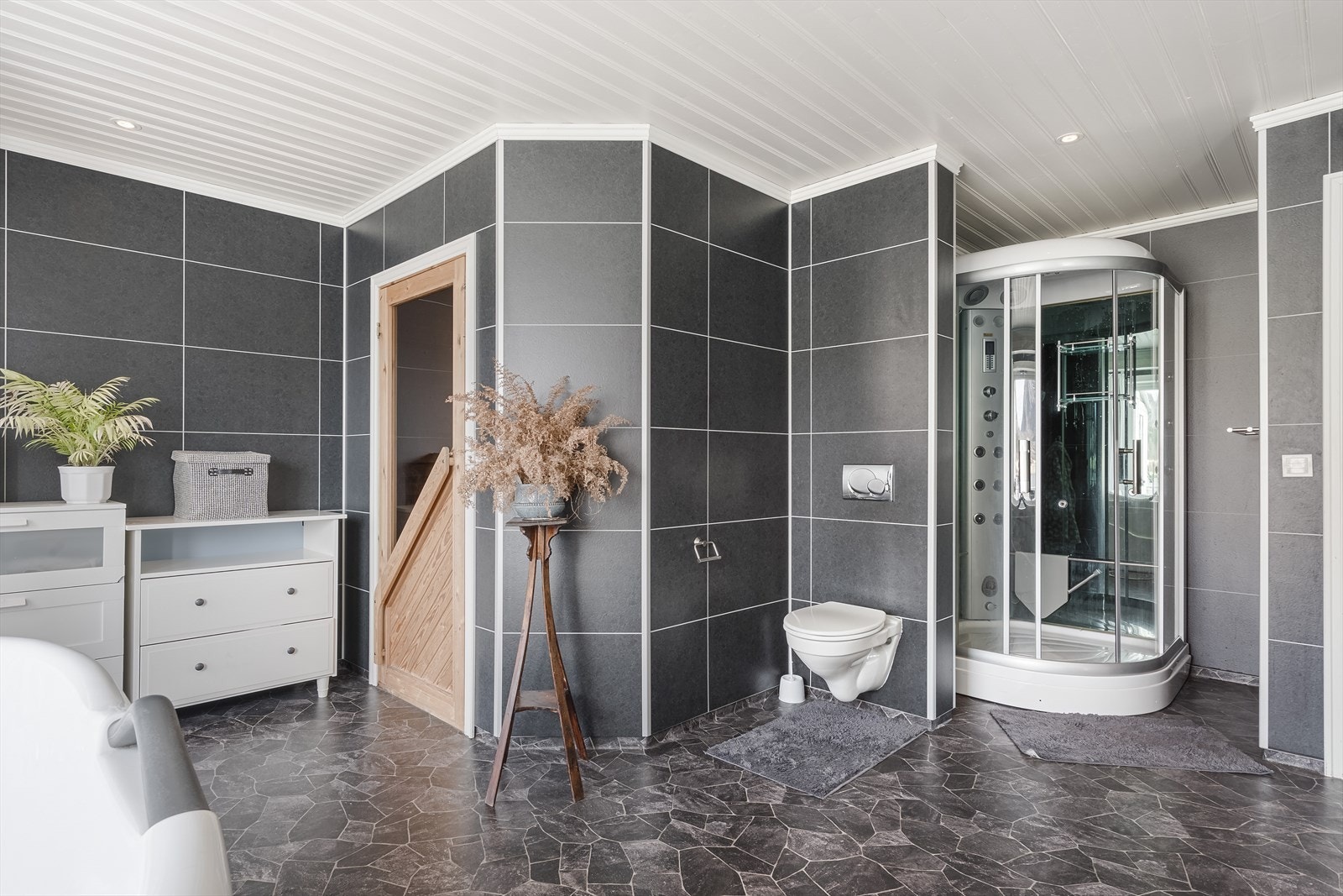 Ikke nok med det, det er også tilgang til en badstue fra dette badet. Galleribilde