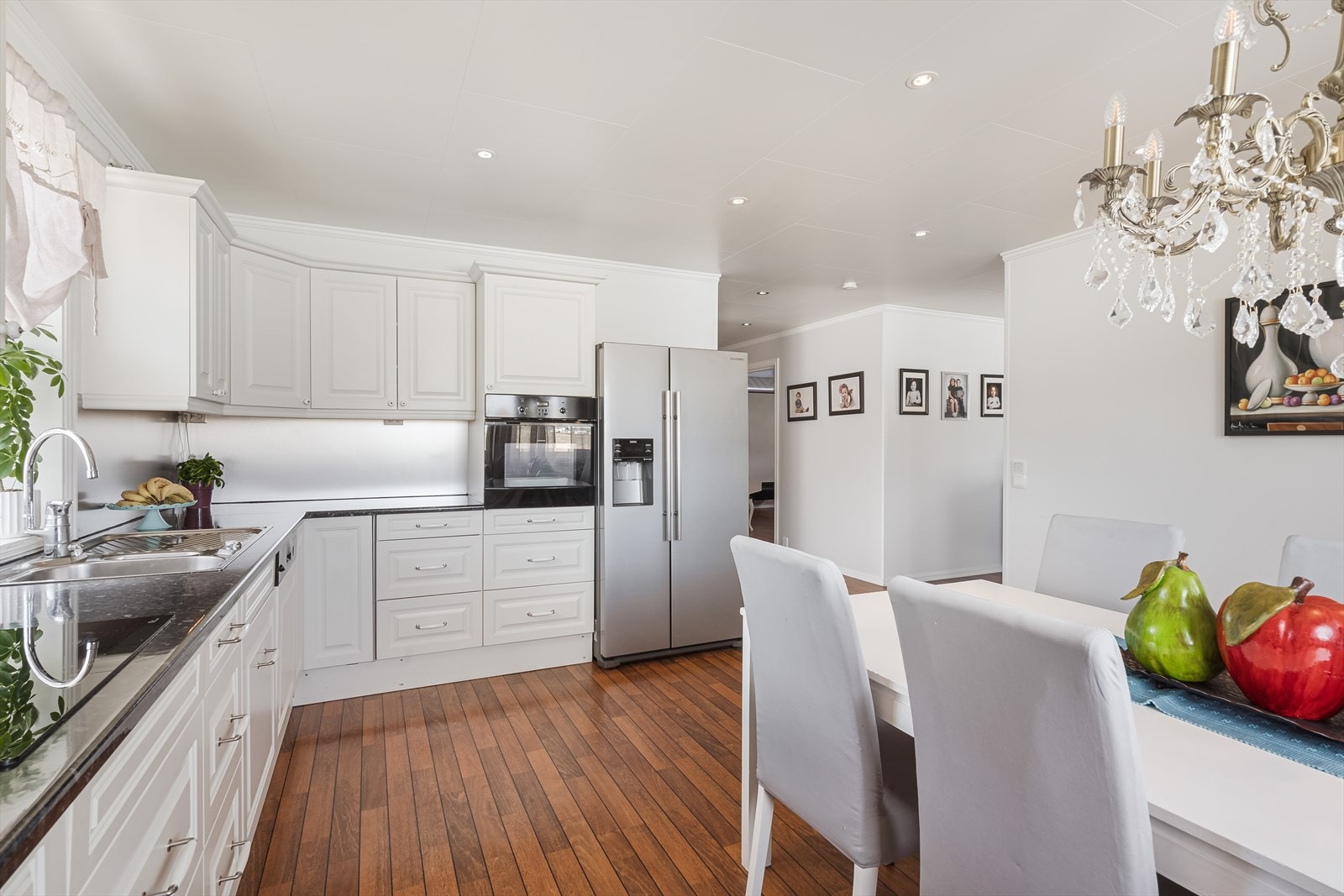 Det er utstyrt med kjøl/fryseskap, oppvaskmaskin, komfyr og induksjonstopp. Selv om innredningen er fra 2002, ble den ikke montert før i 2008, og en ny komfyrtopp ble installert i 2024. Kjøle/fryseskapet er fra ca. 2010. Galleribilde