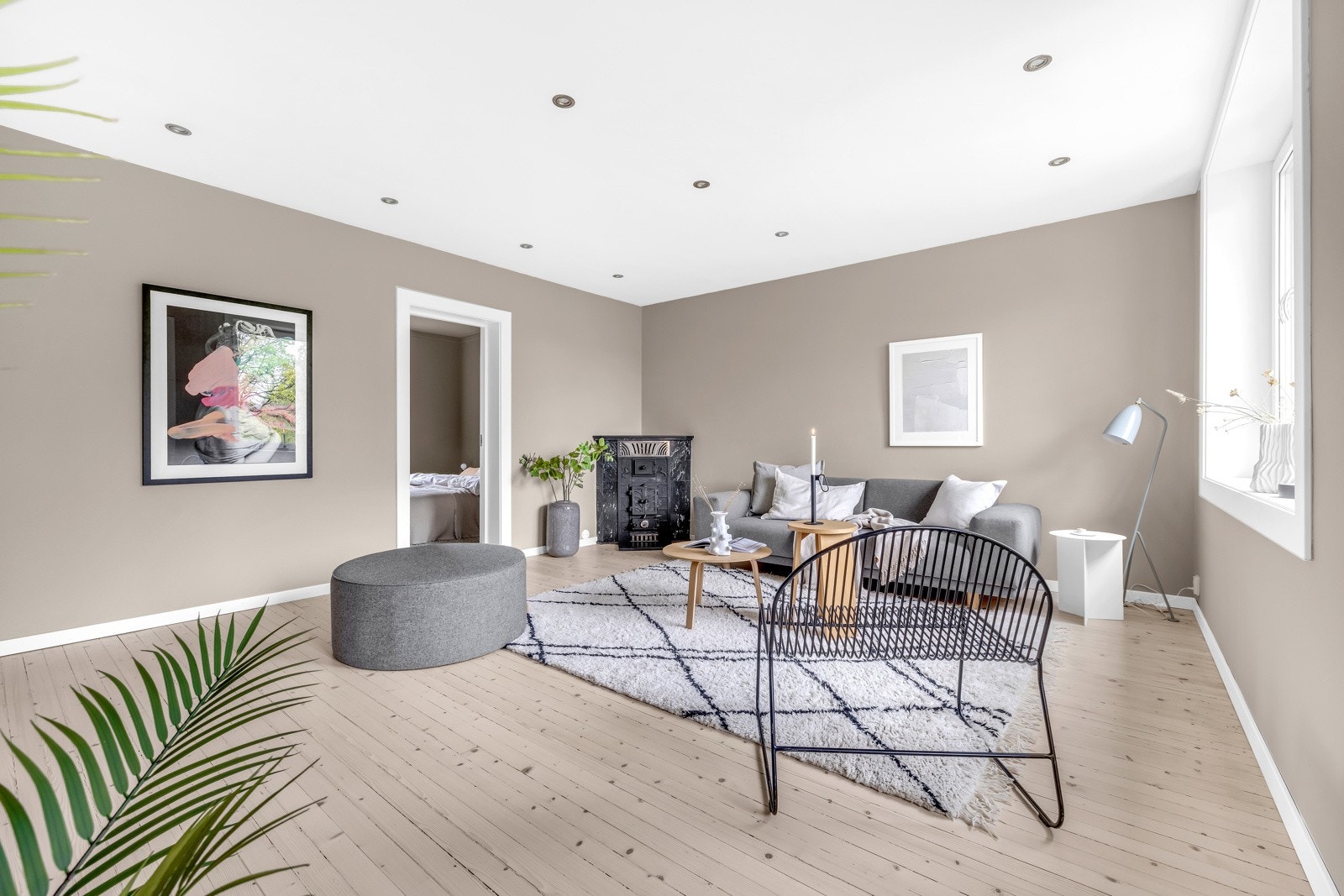 Lyse farger og gode vindusflater gir en fin atmosfære i stuen. Galleribilde