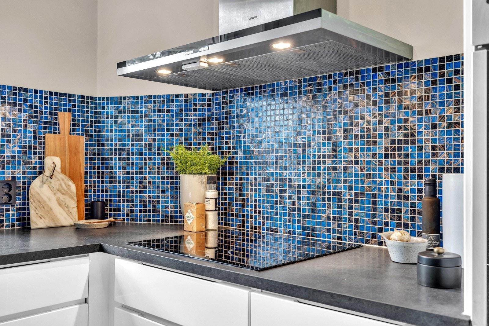 Over kokesonen er det ventilator med kullfilter. Galleribilde