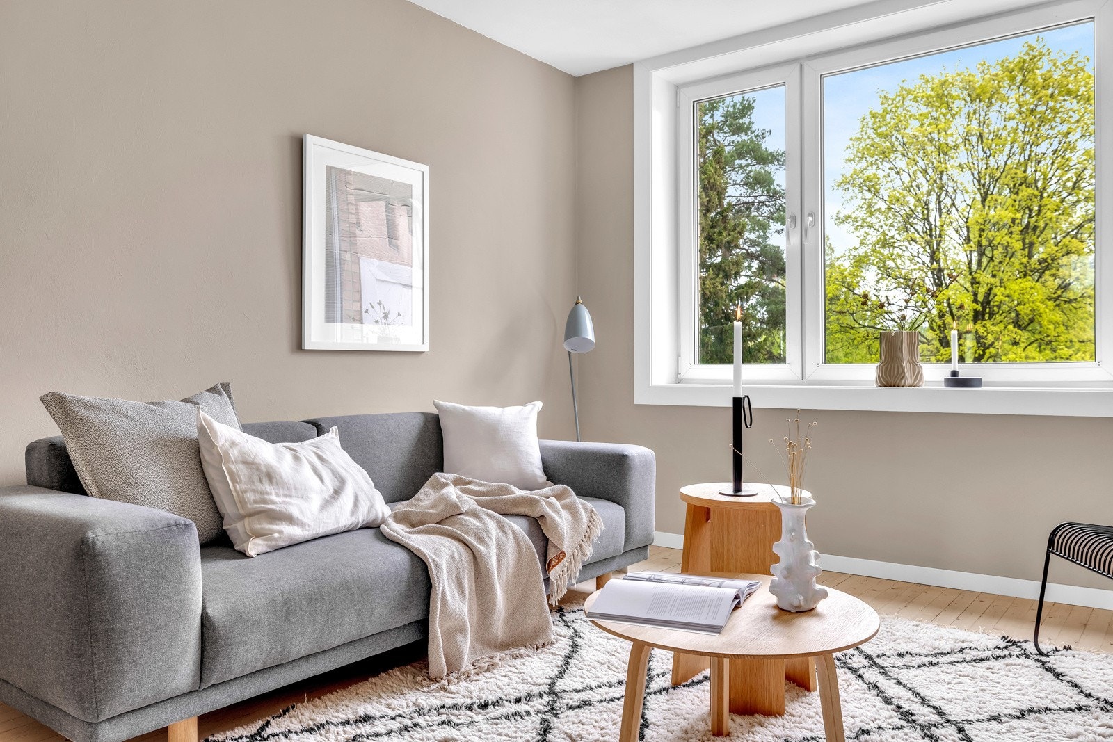 Stuen har god plass til sittegruppe og separat spisebord. Galleribilde