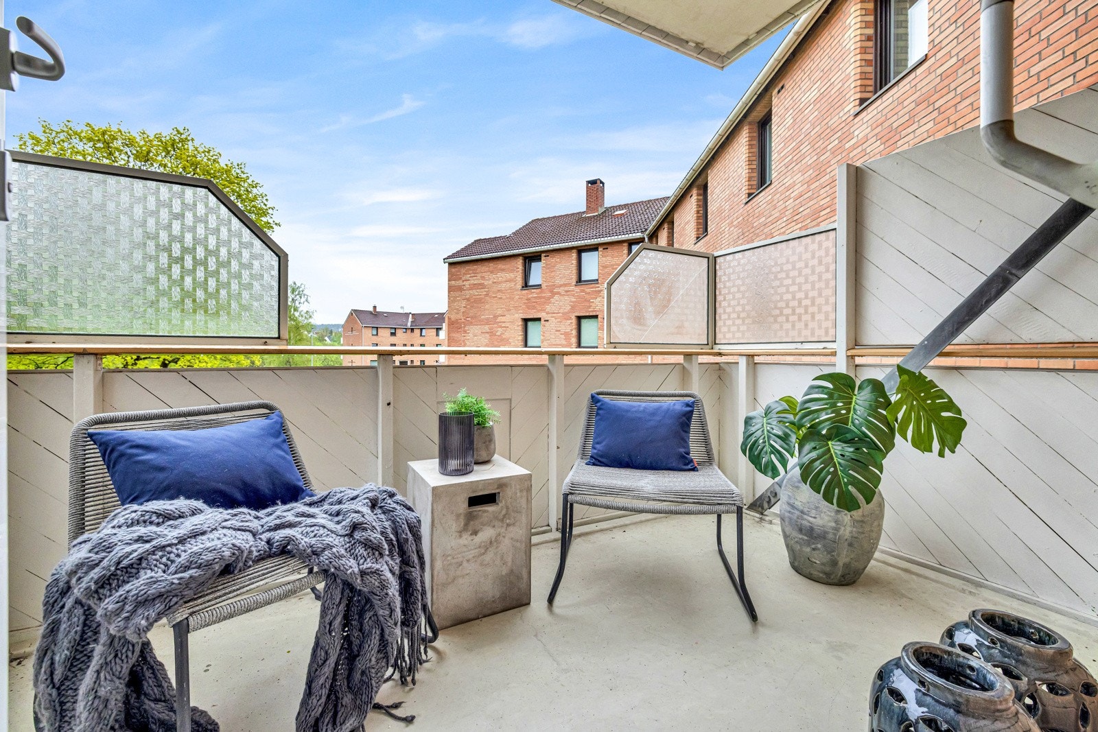 Fra stuen er det utgang til en sydvendt balkong på ca. 6 kvm. Galleribilde