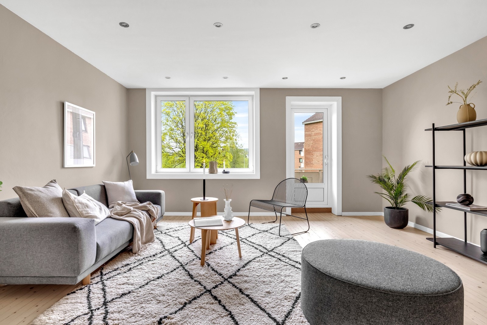 Leiligheten får rikelig med naturlig dagslys fra gode vindusflater. Galleribilde