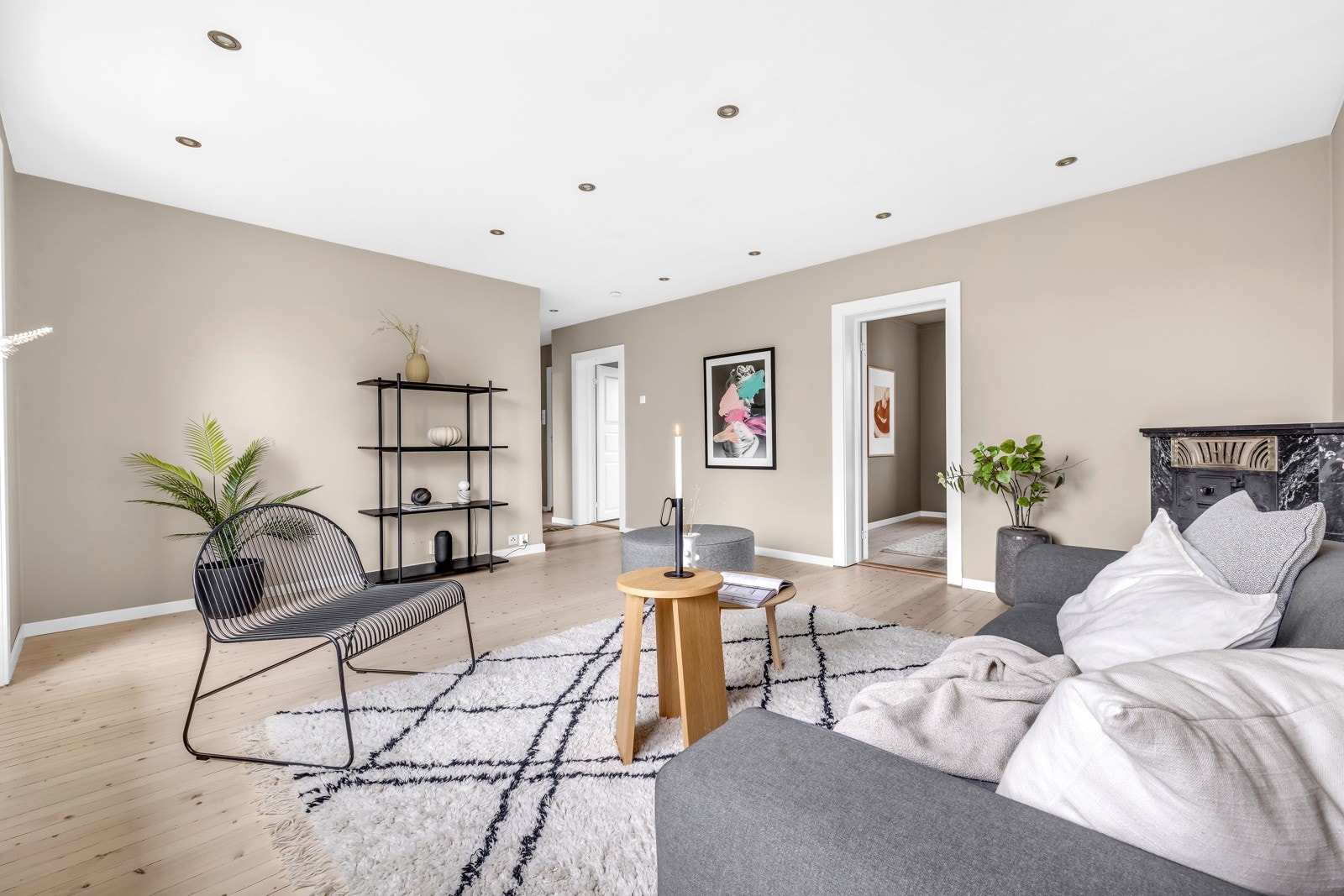 Stuen har en god takhøyde på 2,44 meter. Galleribilde