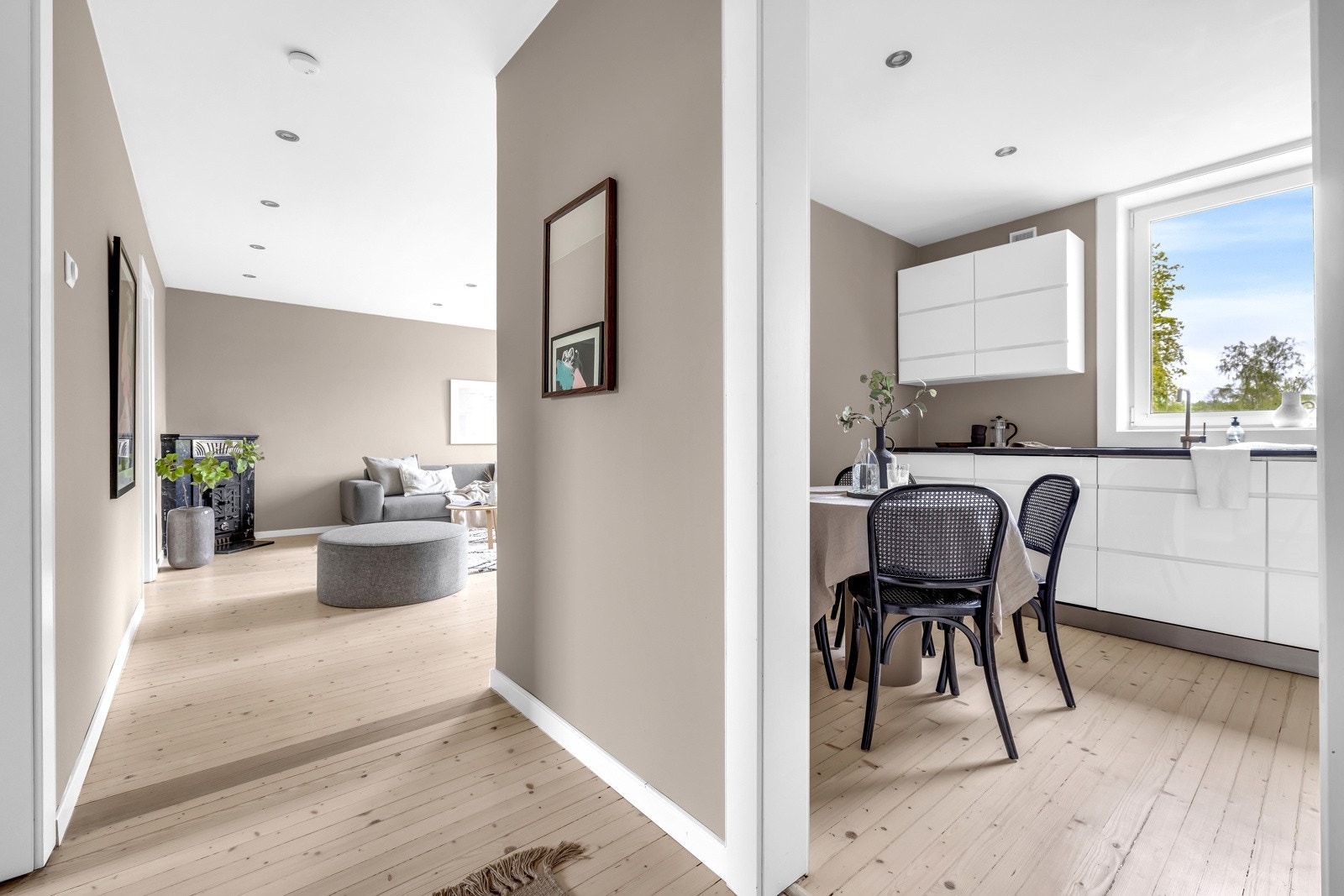 Boligen er holdt i lyse farger og har gode lyslinjer. Galleribilde