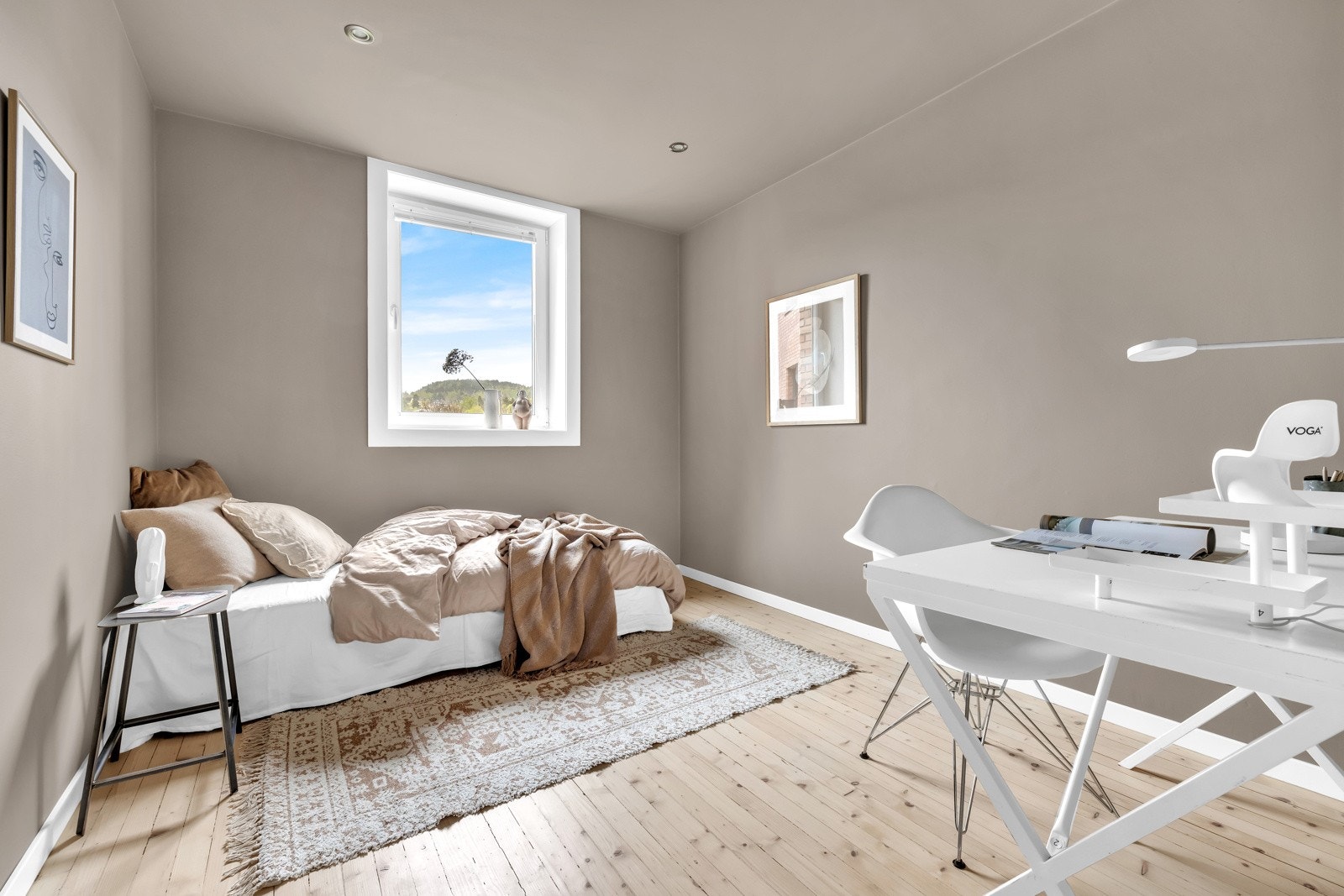 Soverommene har god plass til senger og ulikt soveromsmøblement. Galleribilde