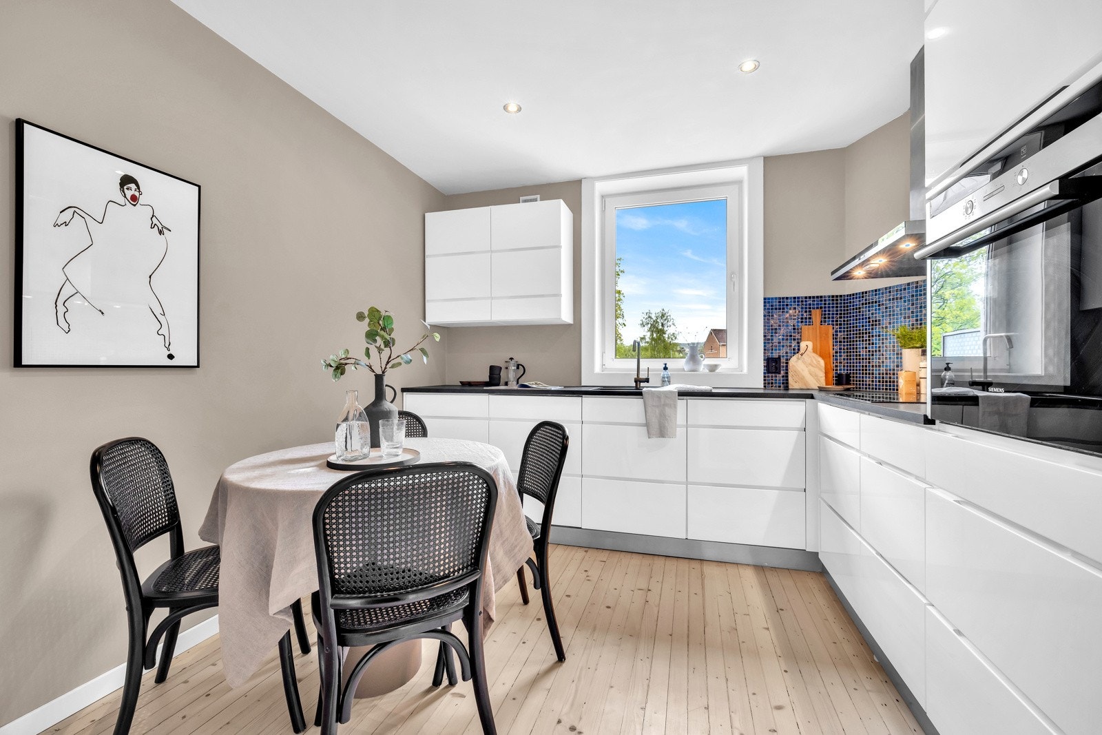 Kjøkkenet er av god størrelse, med plass til eget spisebord. Galleribilde