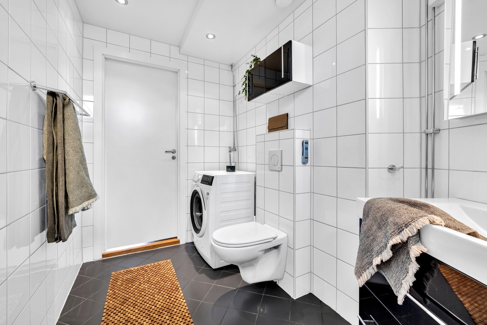 Badet er utvidet med ca. en meter. Badet har flislagte flater og varmekabel i gulvet. Galleribilde