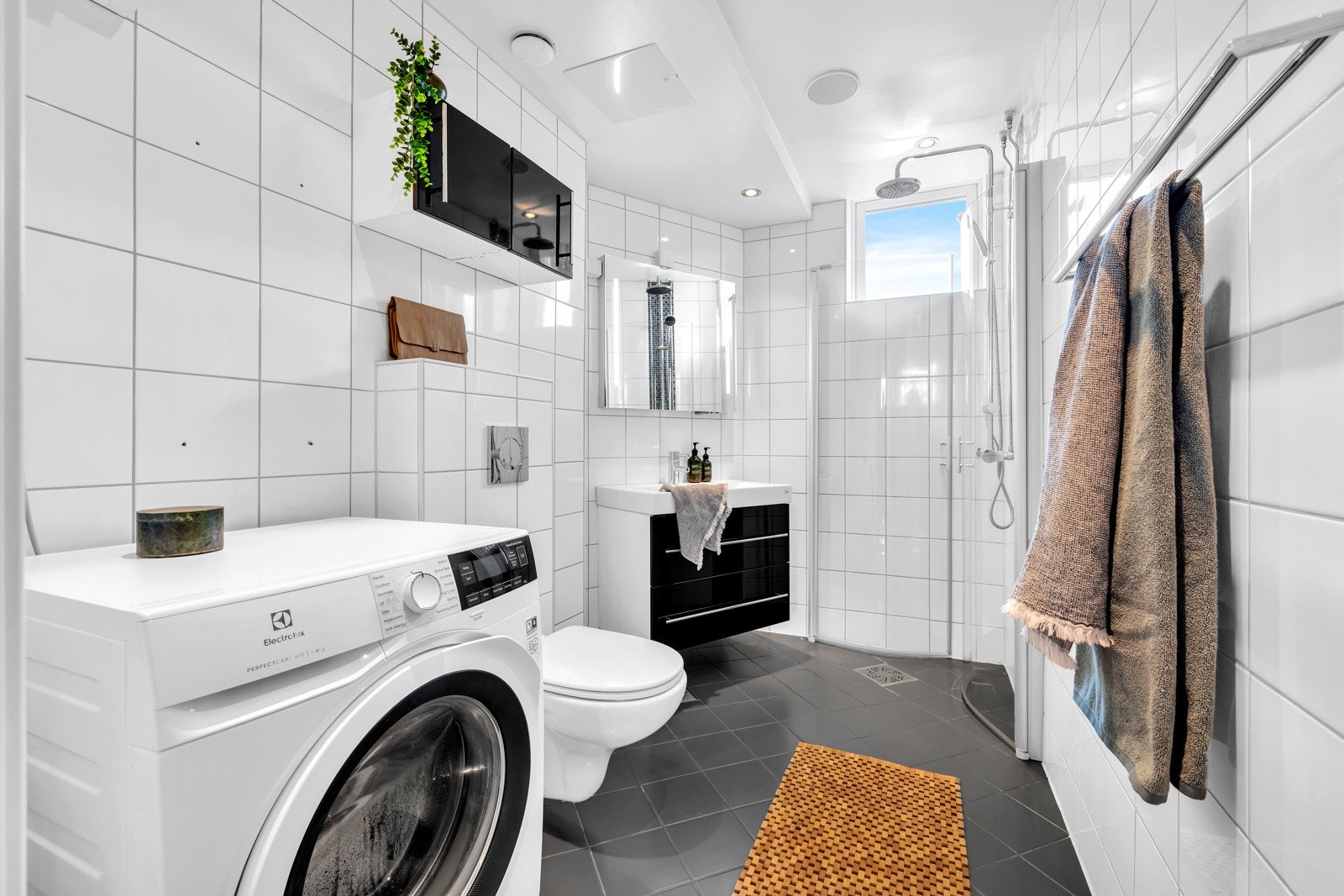 Badet er utvidet med ca. en meter og har varmekabel i gulvet og opplegg for vaskemaskin. Galleribilde