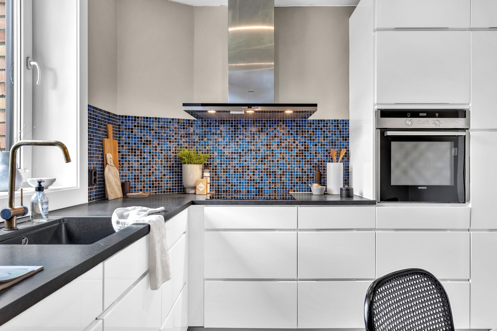 Kjøkkenet har mange gode løsninger - blant annet ovn i høyskap. Galleribilde