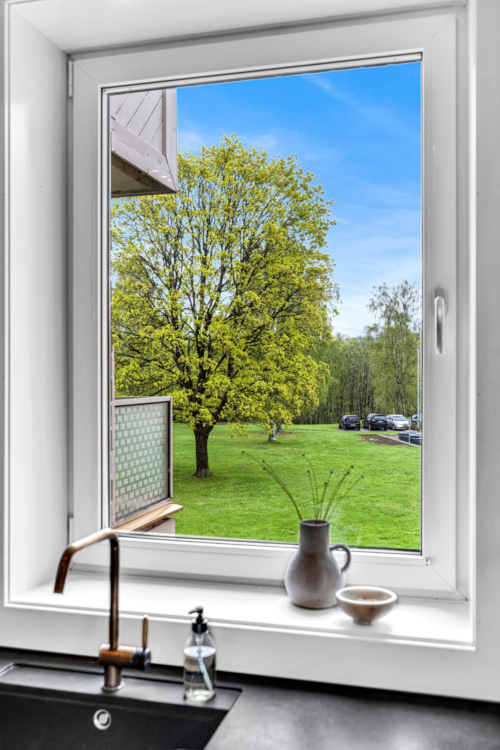 Stjerneblokkveien har store grøntarealer rundt bygningene. Galleribilde