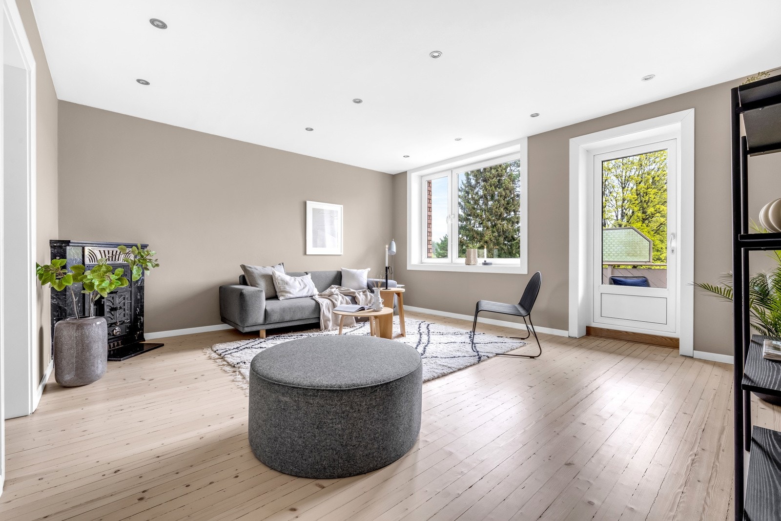 Stuen er av god størrelse og kan enkelt innredes med ulike soner for både egentid og sosialt samvær. Galleribilde