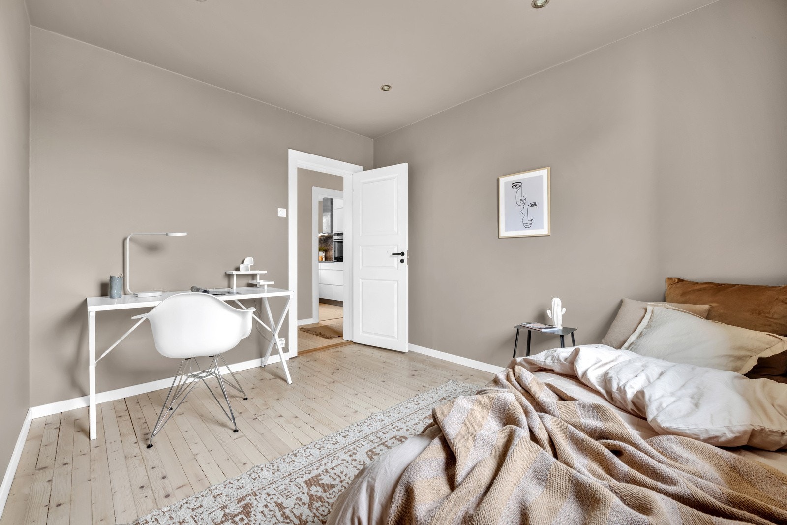 Om ønskelig, kan det innredes med en kontorplass, sminkebord eller liknende i soveormmene. Galleribilde