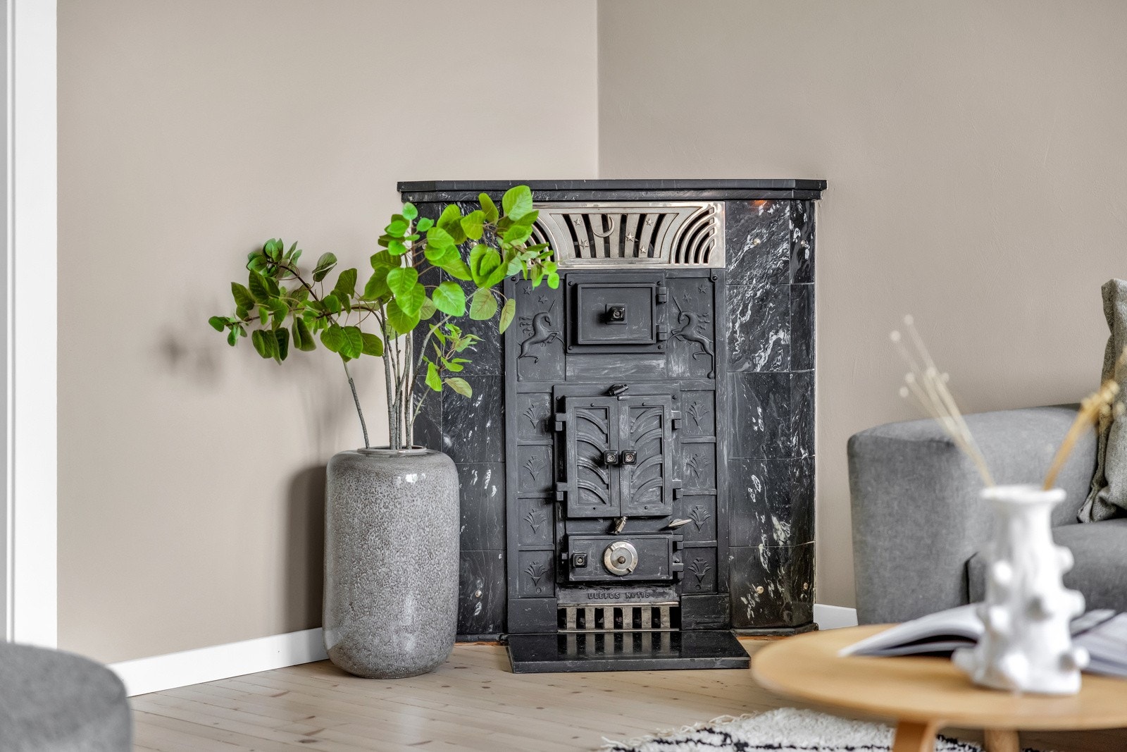 På kalde dager får man lun og god varme fra vedovnen i stuen. Galleribilde