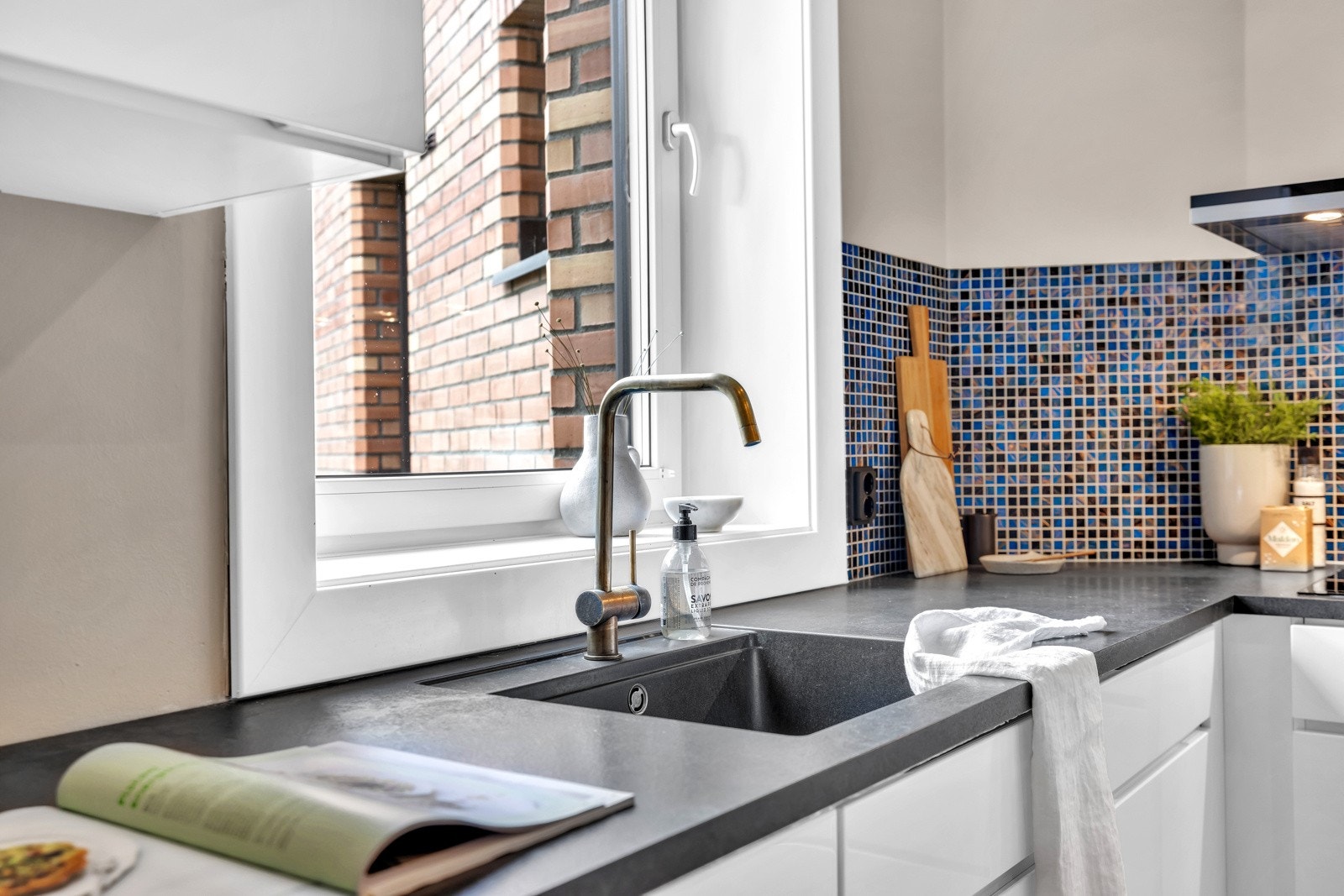 Kjøkkenet har eget vindu som gir gode lysforhold og fin utsikt. Galleribilde