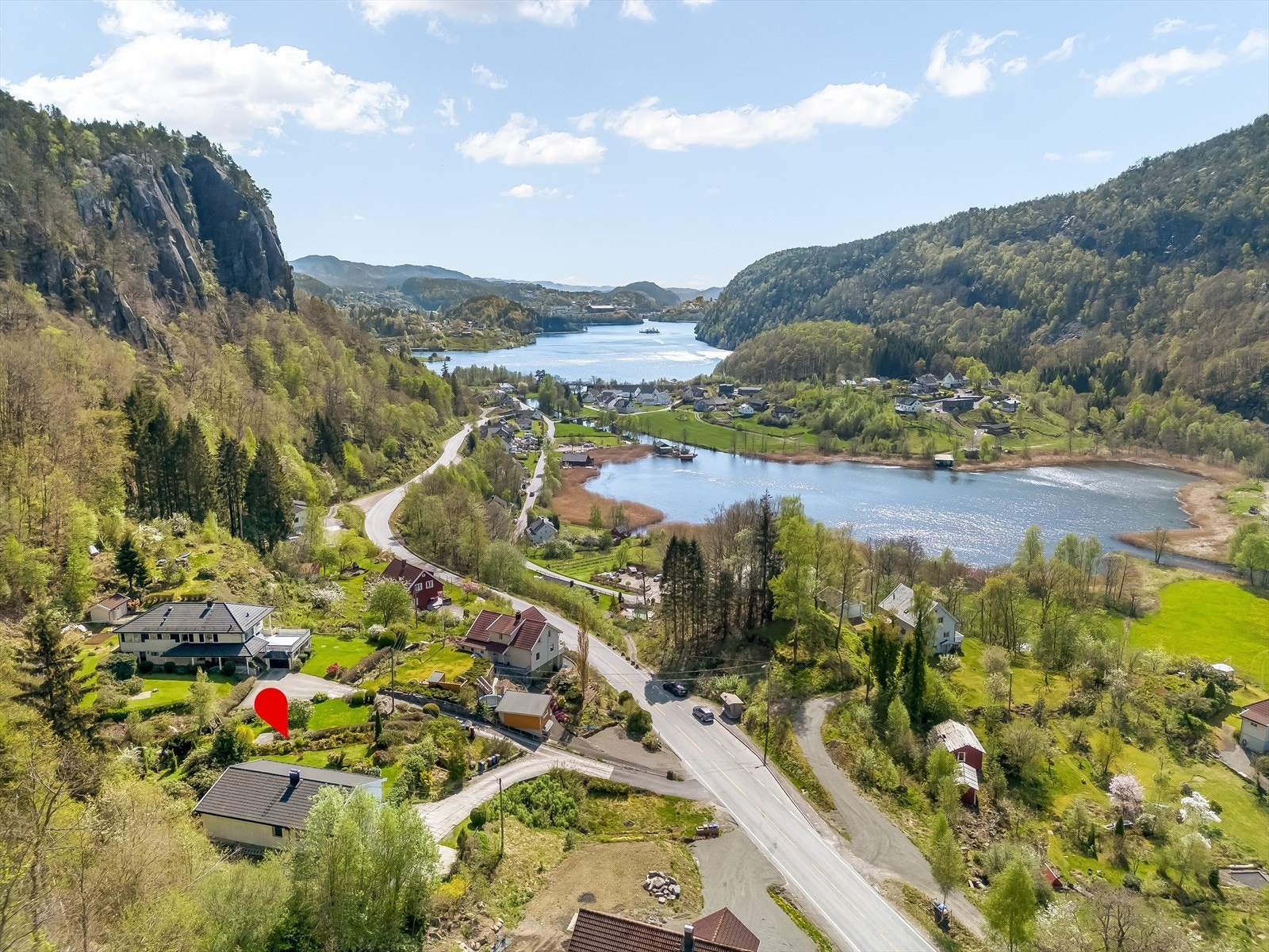 Eiendommen ligger fint til på Loga, ca 4,5 km fra Flekkefjord sentrum. Galleribilde