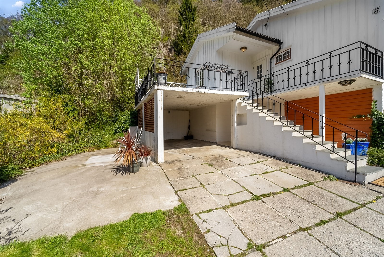 Parkering i carport samt på egen grunn. Galleribilde