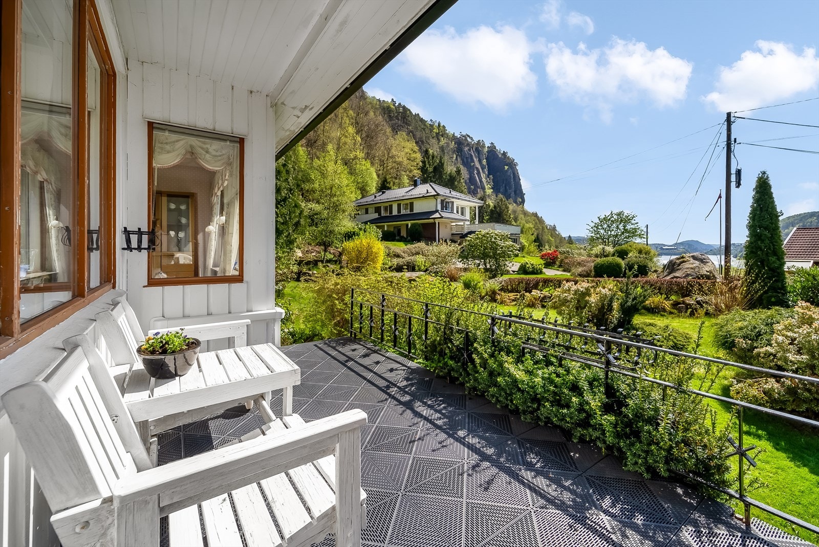 Fra stua har du utgang til veranda. Galleribilde