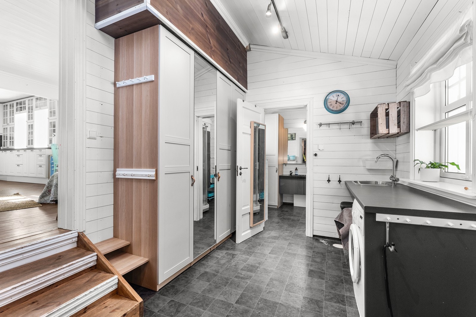 Grovinngang med praktisk garderobe - det er også oppbevaringsmuligheter/ garderobe på venstre vegg som ikke er synlig på bilde Galleribilde
