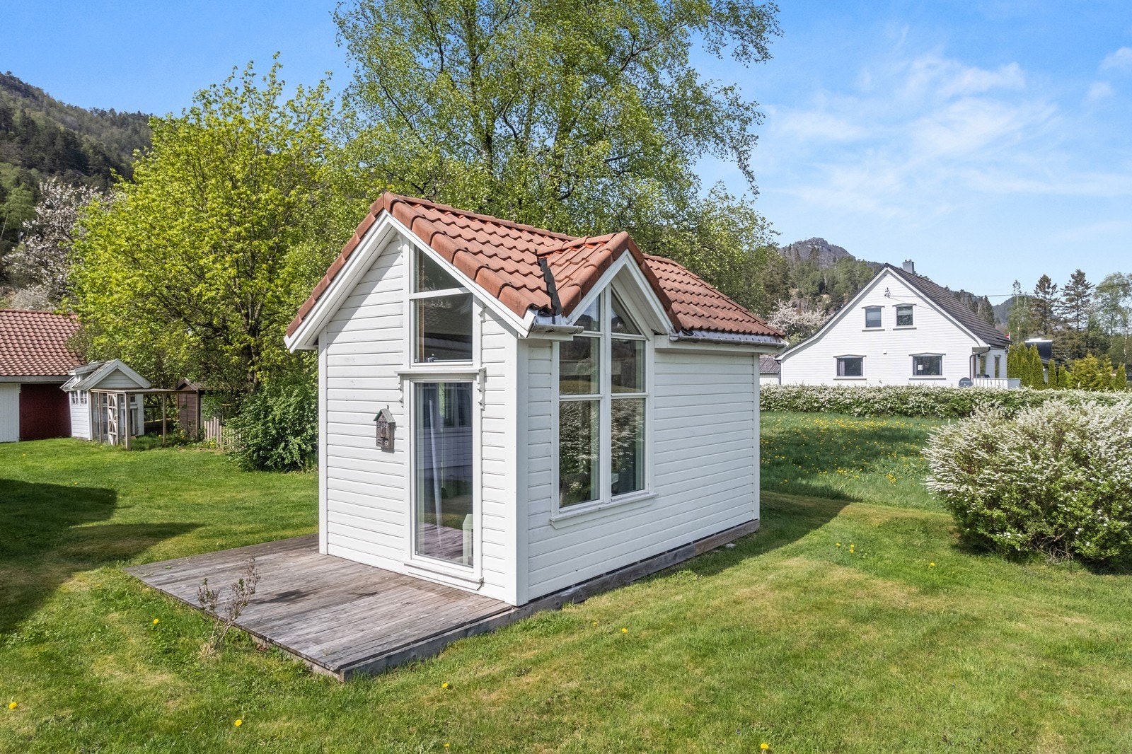 Hagehus/ anneks fra 2018. Isolert og inneholder oppholdsrom og hems. Galleribilde